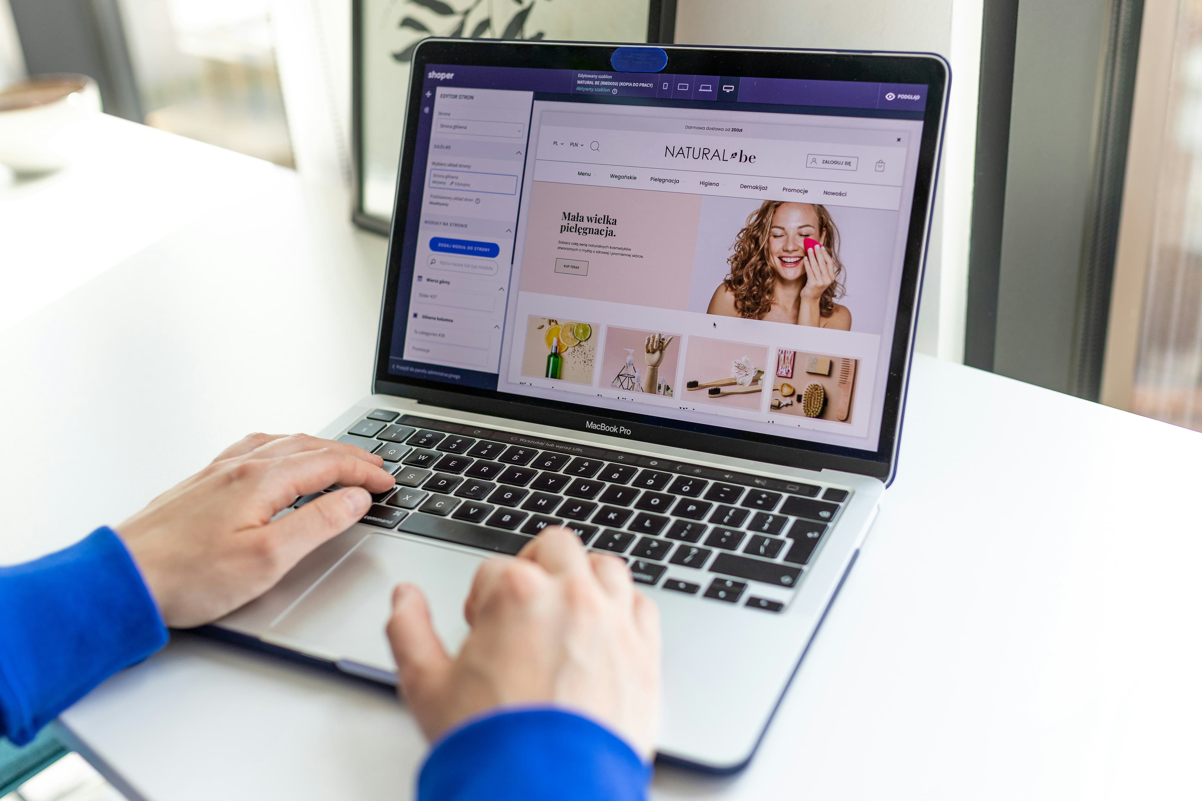 E-commerce & Retail industry background
